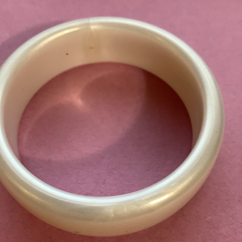 White wide bangle - Picture 5 of 7